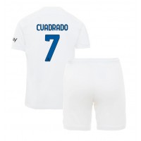 Otroški Nogometni dresi Inter Milan Juan Cuadrado #7 Gostujoči 2023-24 Kratek Rokav (+ Kratke hlače)